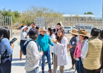 Entrega de equipamiento médico en el Centro de Salud de Dexthi San Juanico