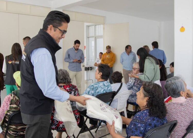 Alcalde de Mineral de la Reforma entrega cobijas como parte del programa “Abrigo 2025”