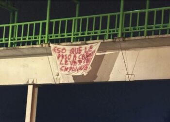Hallan manta con mensaje intimidante en puente de Tulancingo