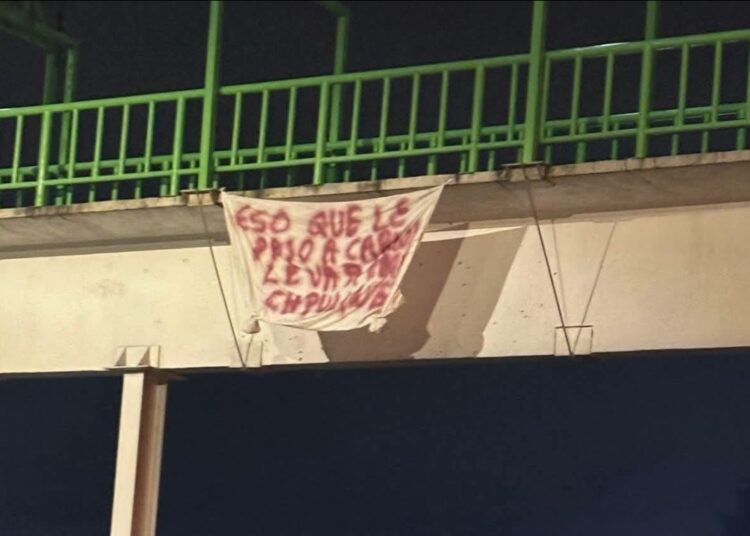 Hallan manta con mensaje intimidante en puente de Tulancingo