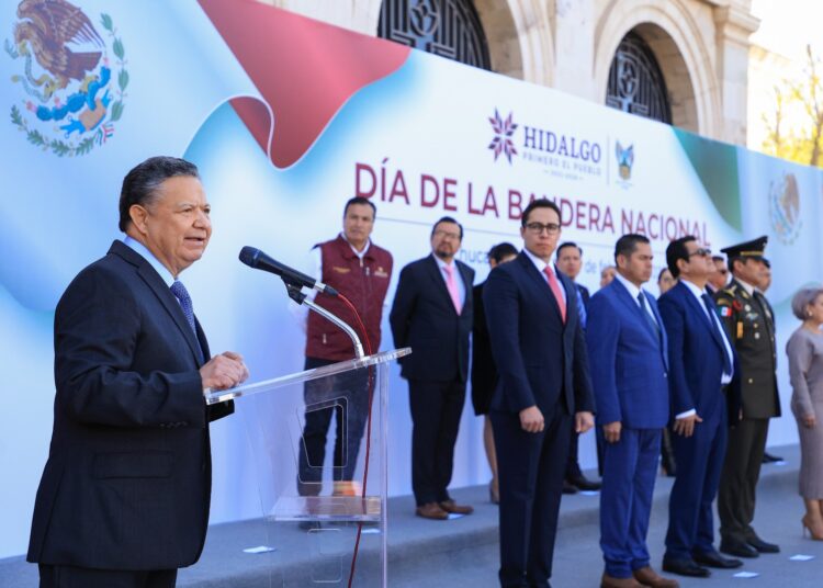 Julio Menchaca encabeza conmemoración del Día de la Bandera en Hidalgo