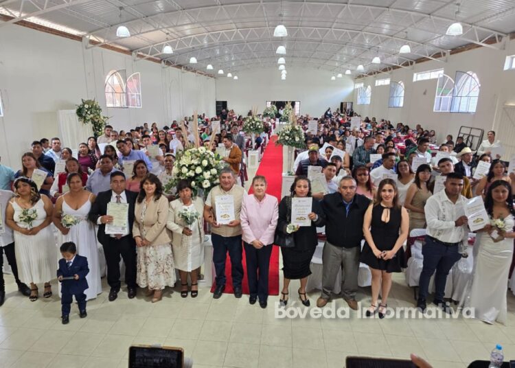 Teresa Olivares encabeza la ceremonia de matrimonios colectivos 2025 en Tlaxcoapan
