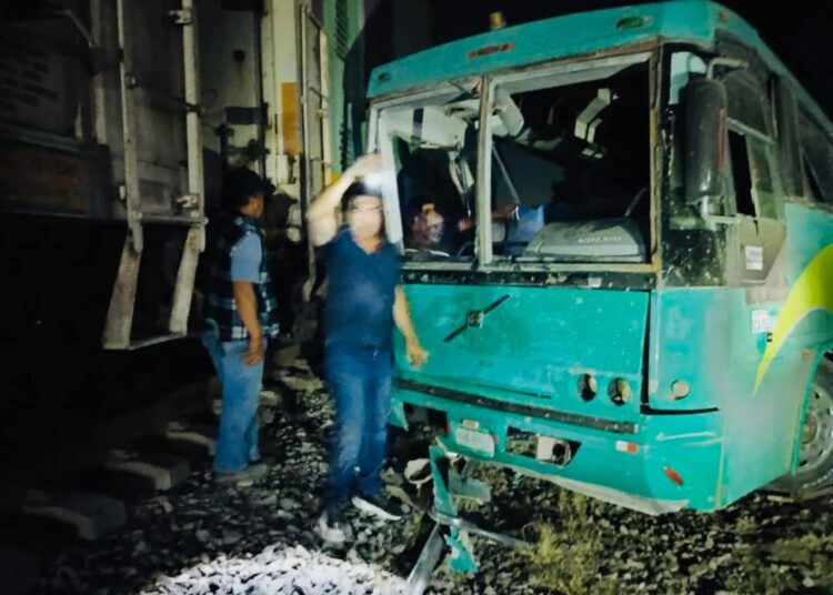 Tren impacta a camión de pasajeros en Atitalaquia