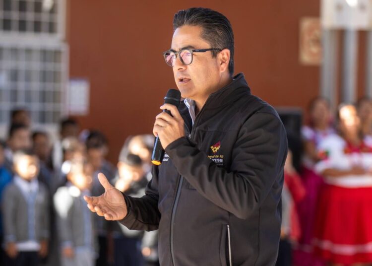 Eduardo Medécigo atiende y reconoce la voz de la infancia en Mineral de la Reforma