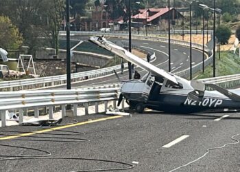 Aterrizaje forzoso de avioneta en carretera Real del Monte – Huasca