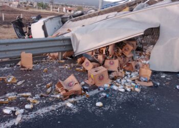 Choque entre tráiler cervecero y auto compacto deja a una persona sin vida y un herido grave