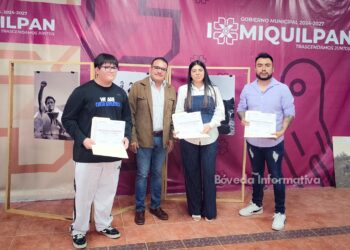 Emanuel Hernández reconoce a jóvenes del concurso de fotografía “Miradas 8M”