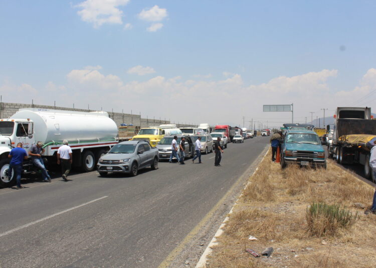 Transportistas y mineros bloquean la planta Time Ceramics en Hidalgo