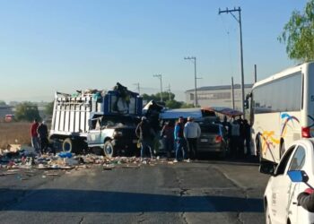 Fatal choque entre camión recolector de basura y colectivo público, deja al momento 5 personas sin vida