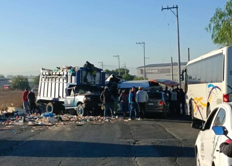 Fatal choque entre camión recolector de basura y colectivo público, deja al momento 5 personas sin vida