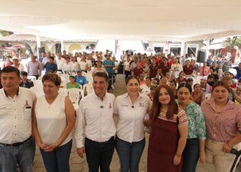 Entregan medicamentos y apoyos funcionales en Huejutla