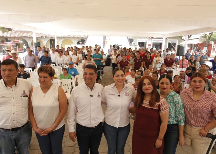 Entregan medicamentos y apoyos funcionales en Huejutla