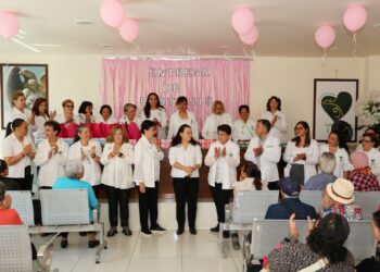 Entregan Voluntarias del IMSS Hidalgo prótesis mamarias a mujeres que lo necesitan