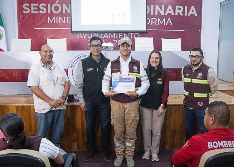 Alcalde de Mineral de la Reforma entrega constancias de capacitación a Protección Civil y bomberos
