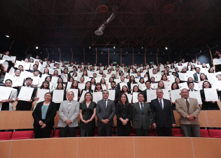 UAEH entrega títulos profesionales a 455 egresados Garza