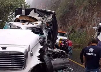 Grave accidente en Molango entre autobús Futura y tractocamión deja varios heridos