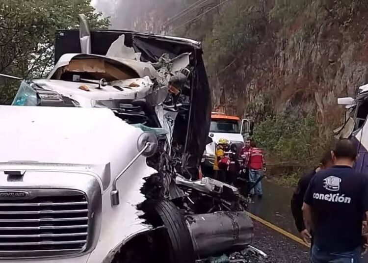 Grave accidente en Molango entre autobús Futura y tractocamión deja varios heridos