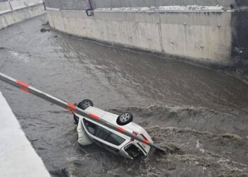 Rescatan a dos personas tras caer con su auto al Río de las Avenidas en plena lluvia