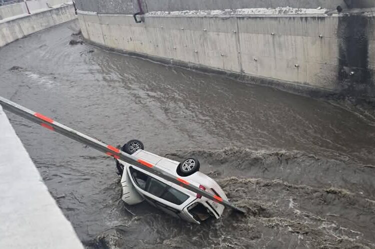 Rescatan a dos personas tras caer con su auto al Río de las Avenidas en plena lluvia