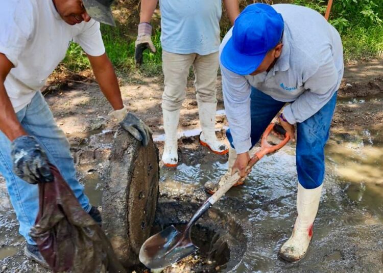 CAPASMIH detecta acumulación crítica de basura en drenaje de Julián Villagrán, Ixmiquilpan