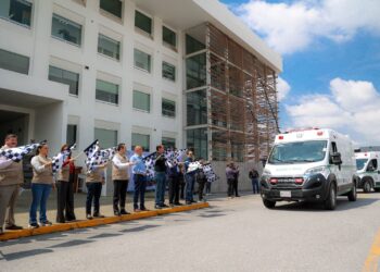 Fortalece IMSS Hidalgo atención de traslado con banderazo de salida a 15 ambulancias nuevas
