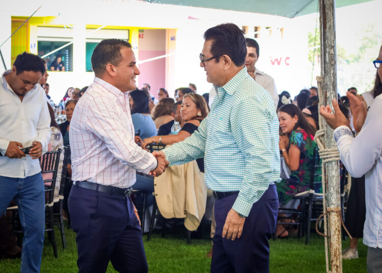 Reconocen a más de 2,500 docentes en Ixmiquilpan durante emotiva celebración encabezada por el presidente Emanuel Hernández