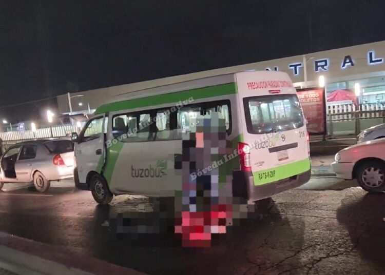 Pudo ser mortal: automovilista golpea brutalmente a operador del Tuzobús