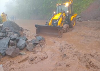 Hidalgo responde al huracán Erick: maquinaria pesada trabaja en 19 municipios para liberar caminos y atender emergencias