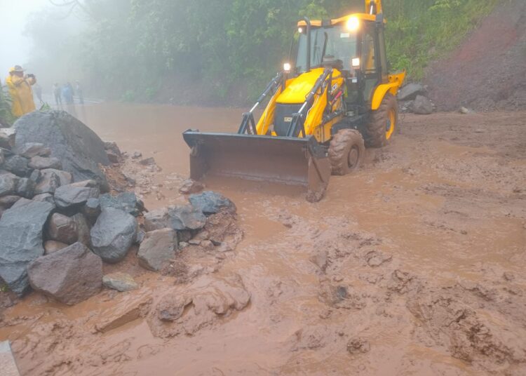 Hidalgo responde al huracán Erick: maquinaria pesada trabaja en 19 municipios para liberar caminos y atender emergencias