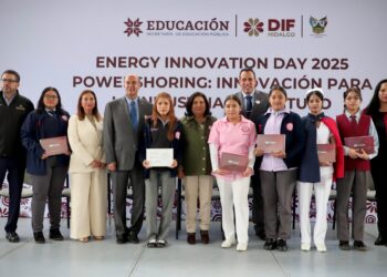 Entregan tabletas electrónicas a alumnas del Bachillerato Tecnológico de la Casa de la Mujer Hidalguense