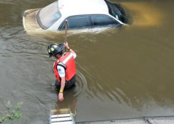 ¡Cae vehículo a canal en Atitalaquia! Autoridades lo rescatan y confirman que tenía reporte de robo