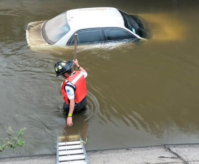 ¡Cae vehículo a canal en Atitalaquia! Autoridades lo rescatan y confirman que tenía reporte de robo