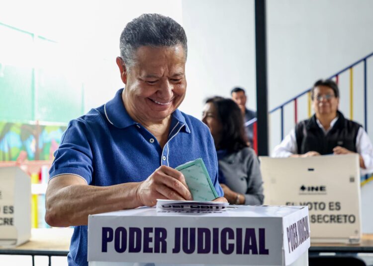 Participa el gobernador de Hidalgo en jornada electoral
