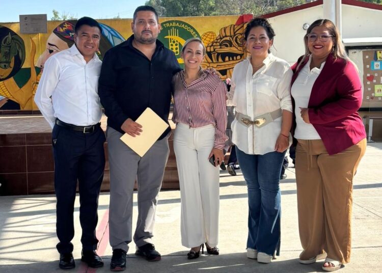 Presidenta de Tepeji entrega apoyo a banda de guerra de la Primaria Lázaro Cárdenas
