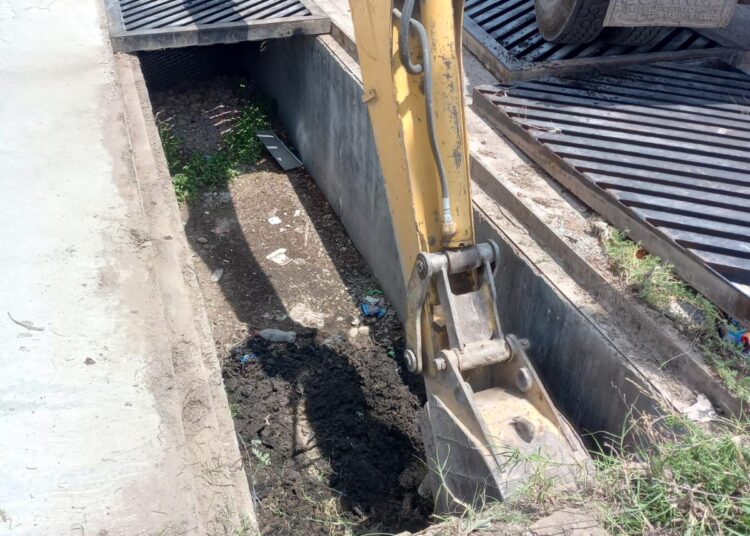 Atienden en Mineral de la Reforma reparación de rejillas y desazolve en diversas colonias