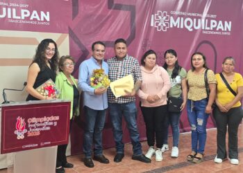 Emanuel Hernández dona su salario para fortalecer la educación en primaria de Ixmiquilpan