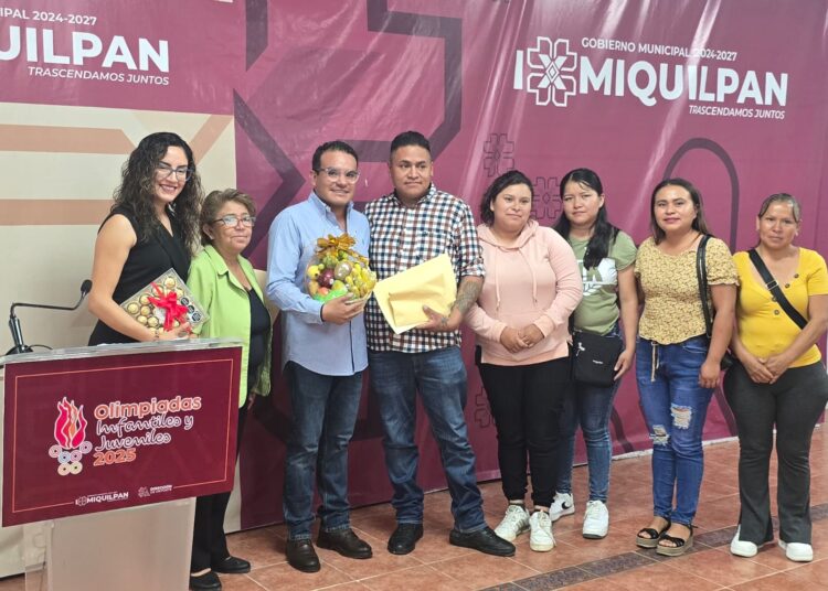 Emanuel Hernández dona su salario para fortalecer la educación en primaria de Ixmiquilpan