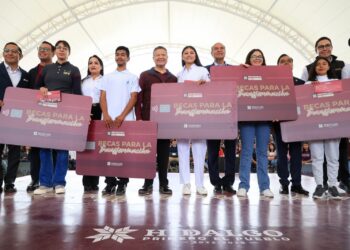 Julio Menchaca entrega Becas para la Transformación a universitarios hidalguenses