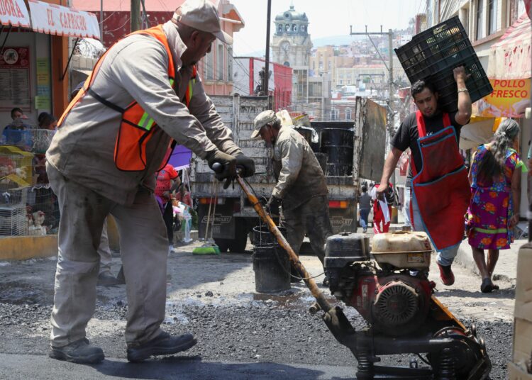 Se suman cuadrillas y recursos al programa permanente de bacheo en Pachuca
