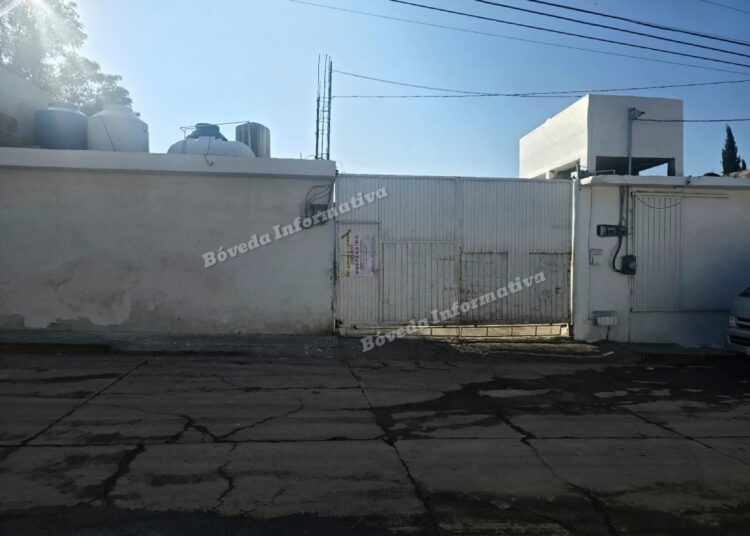 ¡Sello de suspensión… que no suspende! Centro avícola en Pachuquilla opera entre olores fétidos, plumas y fluidos en plena calle