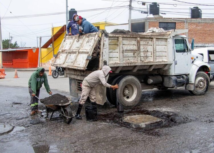 “Bacheando Parejo” mejora calles en Mineral de la Reforma