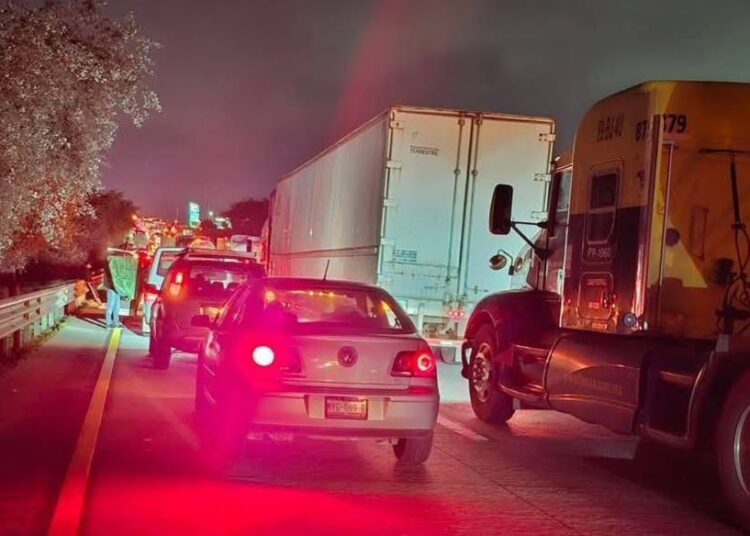 Bloqueo de transportistas colapsa autopistas; reabren México-Querétaro, pero persisten afectaciones en Arco Norte