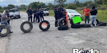 “Yeimi Solís no cumple”: bloquean carretera en Huichapan