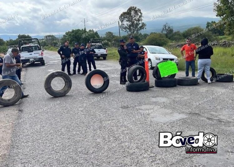 “Yeimi Solís no cumple”: bloquean carretera en Huichapan