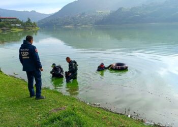 Autoridades rescatan cuerpo tras caída en presa de Mineral del Chico