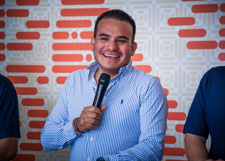 Alcalde de Ixmiquilpan, cumple 11 meses entregando su salario a proyectos educativos