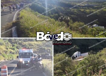 Camión cae a un voladero en Tasquillo