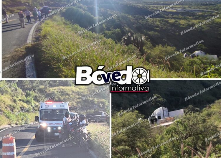 Camión cae a un voladero en Tasquillo