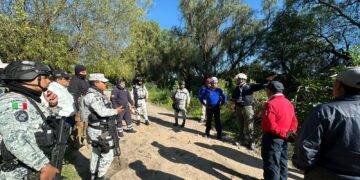 Continúa la búsqueda de menor arrastrado por canal de aguas negras tras accidente automovilístico