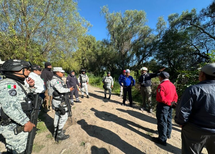 Continúa la búsqueda de menor arrastrado por canal de aguas negras tras accidente automovilístico